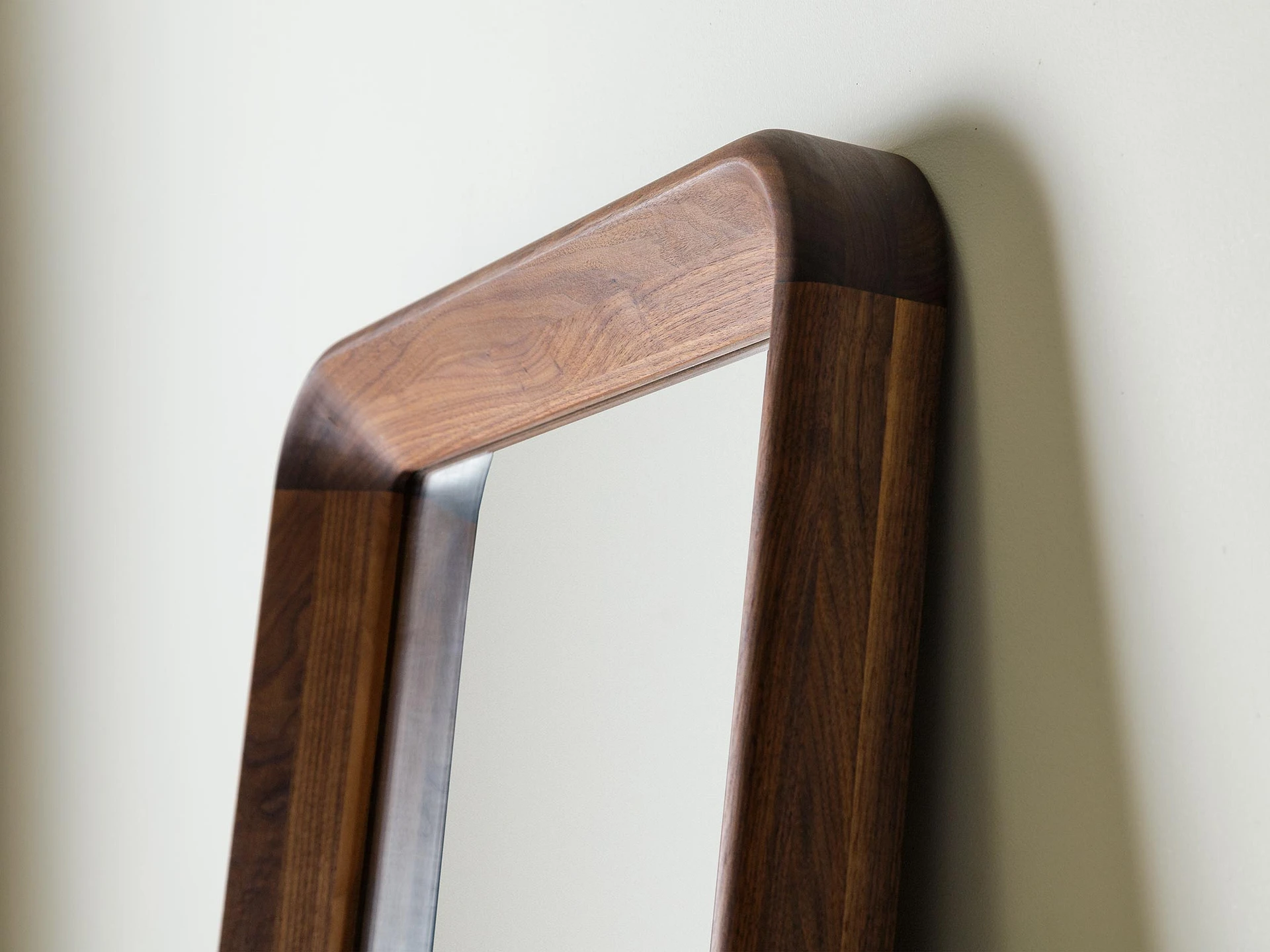 Best Types of Wood for Furniture in Egypt: Complete Buying Guide 1 The Simple Mirror مرايا بسيطه من الخشب الزان